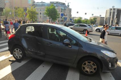 ДТП. На снимке: аварийный автомобиль на пешеходном переходе.