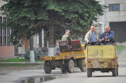 ОАО `Оршанский льнокомбинат`. На снимке: рабочие на автокарах.