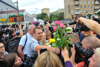 Алексей Навальный, признанный виновным по делу `Кировлеса`, освобожден под подписку о невыезде. Ярославский вокзал. Встреча Алексея Навального из Кирова. На снимке: кандидат в мэры Москвы, блогер, адвокат Алексей Навальный и его супруга Юлия на перроне.