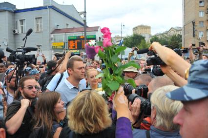 Алексей Навальный, признанный виновным по делу `Кировлеса`, освобожден под подписку о невыезде. Ярославский вокзал. Встреча Алексея Навального из Кирова. На снимке: кандидат в мэры Москвы, блогер, адвокат Алексей Навальный и его супруга Юлия на перроне.