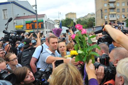 Алексей Навальный, признанный виновным по делу `Кировлеса`, освобожден под подписку о невыезде. Ярославский вокзал. Встреча Алексея Навального из Кирова. На снимке: кандидат в мэры Москвы, блогер, адвокат Алексей Навальный и его супруга Юлия на перроне.