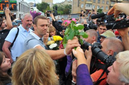 Алексей Навальный, признанный виновным по делу `Кировлеса`, освобожден под подписку о невыезде. Ярославский вокзал. Встреча Алексея Навального из Кирова. На снимке: кандидат в мэры Москвы, блогер, адвокат Алексей Навальный на перроне.