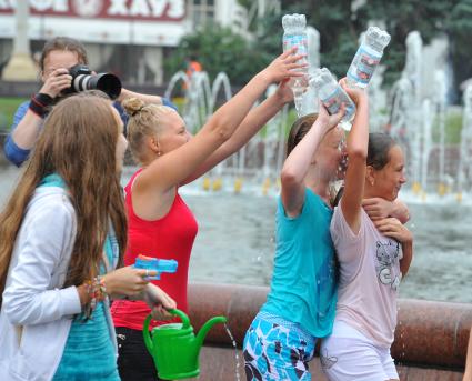 Водная битва на ВВЦ 2013. На снимке:  девушки обливают друг друга водой.