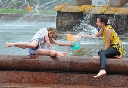 Водная битва на ВВЦ 2013. На снимке:  девушки обливают друг друга водой.