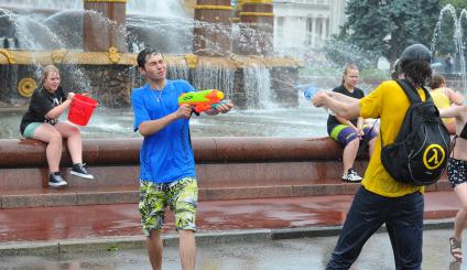 Водная битва на ВВЦ 2013. На снимке: молодые люди обливают друг друга водой.