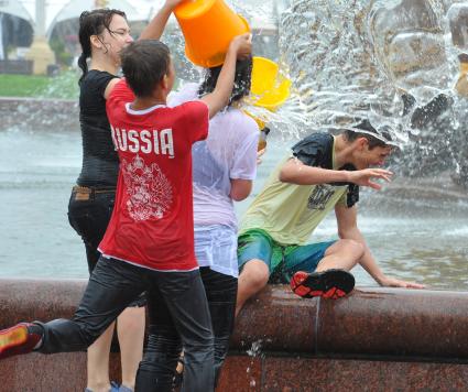 Водная битва на ВВЦ 2013. На снимке: молодые люди обливают друг друга водой.