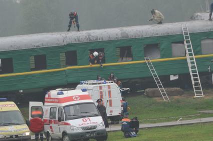 5-й международный салон `Комплексная безопасность-2013`. Полигон 179-го спасательного центра МЧС. Демонстрационно-полевые учения по ликвидации последствий `землетрясения`. На снимке: спасатели во время имитации крушения поезда.