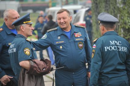 5-й международный салон `Комплексная безопасность-2013`. Полигон 179-го спасательного центра МЧС. Демонстрационно-полевые учения по ликвидации последствий `землетрясения`. На снимке: Николай Вдовин Генерал-майор `Заслуженный спасатель Российской Федерации` (в центре)