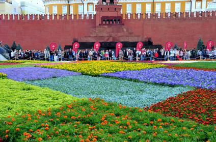 Красная площадь. Завершение Фестиваля живых цветов, посвященного 120-летию ГУМа.