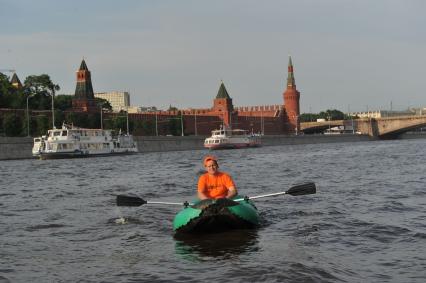 Корреспондент ИД КП Олег Адамович плывет на надувной лодке по Москве реке.