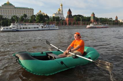 Корреспондент ИД КП Олег Адамович плывет на надувной лодке по Москве реке.