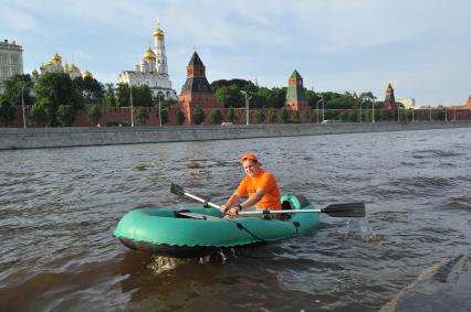 Корреспондент ИД КП Олег Адамович плывет на надувной лодке по Москве реке.