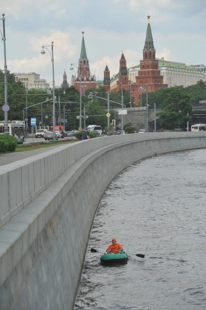 Корреспондент ИД КП Олег Адамович плывет на надувной лодке по Москве реке.