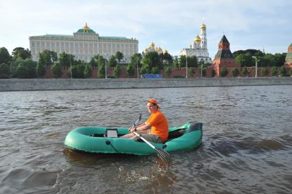 Корреспондент ИД КП Олег Адамович плывет на надувной лодке по Москве реке.