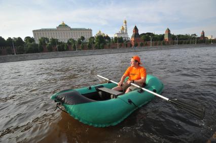 Корреспондент ИД КП Олег Адамович плывет на надувной лодке по Москве реке.