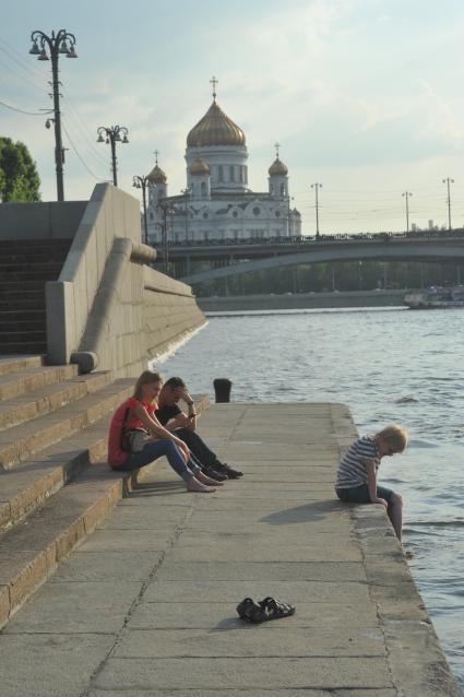 люди на набережной Москвы-реки