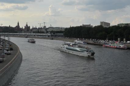 Виды Москвы. Прогулки на теплоходе по Москве-реке.