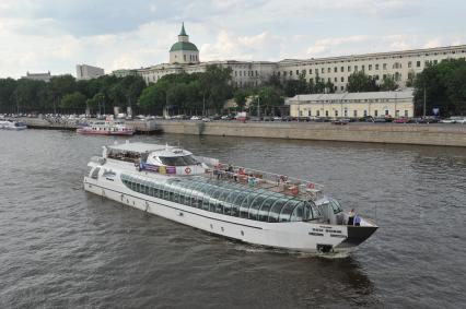 Виды Москвы. Прогулки на теплоходе по Москве-реке.