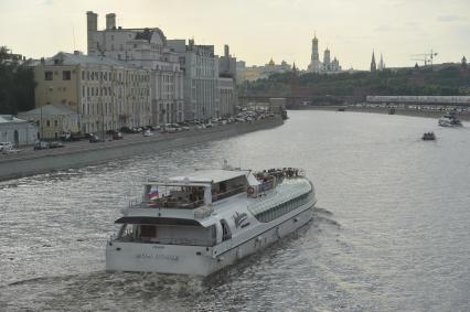 Виды Москвы. Прогулки на теплоходе по Москве-реке.