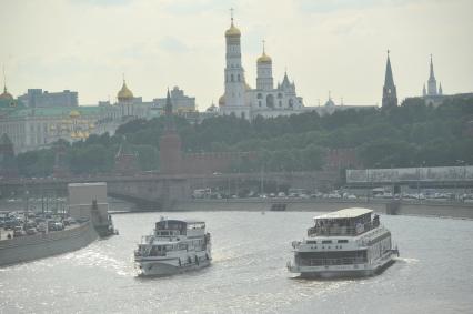 Виды Москвы. Прогулки на теплоходе по Москве-реке.