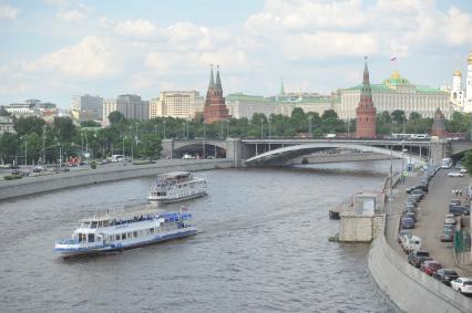 Виды Москвы. Прогулки на теплоходе по Москве-реке.