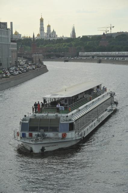 Виды Москвы. Прогулки на теплоходе по Москве-реке.