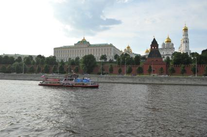 Виды Москвы. Прогулки на теплоходе по Москве-реке.