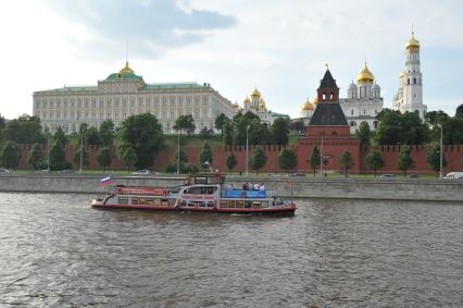 Виды Москвы. Прогулки на теплоходе по Москве-реке.