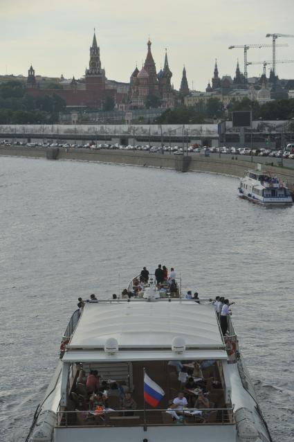 Виды Москвы. Прогулки на теплоходе по Москве-реке.