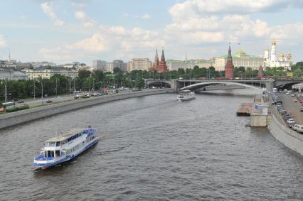 Виды Москвы. Прогулки на теплоходе по Москве-реке.