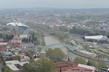 Пешеходный Мост Мира на реке Кура.