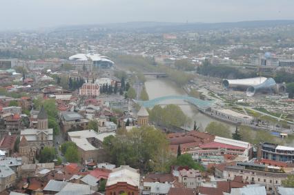 Пешеходный Мост Мира на реке Кура.