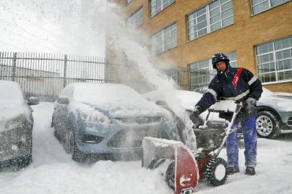 Уборка снега в Москве. На снимке: снегоуборочная техника в городе.