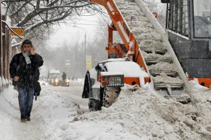 Уборка снега в Москве. На снимке: снегоуборочная техника в городе.