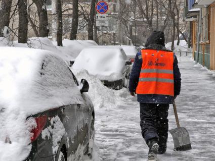 Уборка снега в Москве. На снимке: дворник с лопатой.