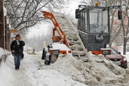 Уборка снега в Москве. На снимке: снегоуборочная техника в городе.