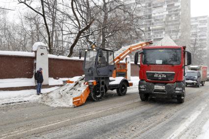 Уборка снега в Москве. На снимке: снегоуборочная техника в городе.