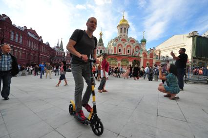 Красная площадь. Корреспондент Никита Миронов на  самокате.