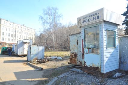 Москомархитектура объявила международный конкурс на ландшафтно-архитектурную концепцию парка `Зарядье`. На снимке: будка с надписью `Гостиница Россия`