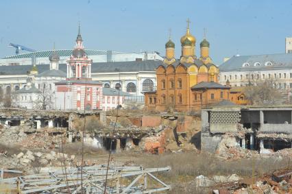 Москомархитектура объявила международный конкурс на ландшафтно-архитектурную концепцию парка `Зарядье`. На снимке: собор Знаменского монастыря.