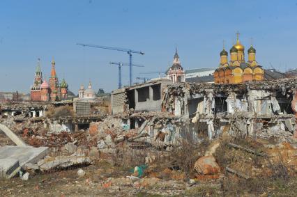 Москомархитектура объявила международный конкурс на ландшафтно-архитектурную концепцию парка `Зарядье`. На снимке: собор Знаменского монастыря.