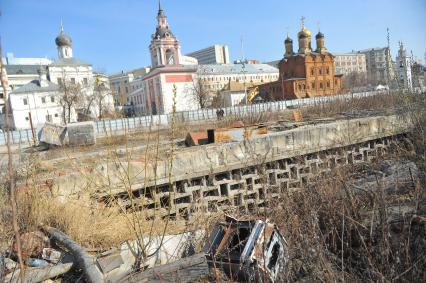 Москомархитектура объявила международный конкурс на ландшафтно-архитектурную концепцию парка `Зарядье`. На снимке: собор Знаменского монастыря.