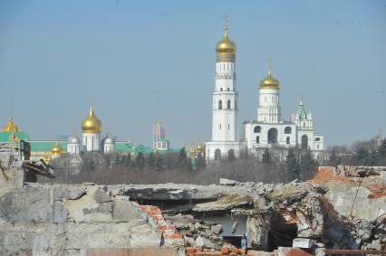 Москомархитектура объявила международный конкурс на ландшафтно-архитектурную концепцию парка `Зарядье`. На снимке: Успенский собор Московского Кремля и колокольня `Иван Великий`