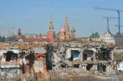 Москомархитектура объявила международный конкурс на ландшафтно-архитектурную концепцию парка `Зарядье`. На снимке: вид на храм Василия Блаженного со стороны территории бывшей гостиницы `Россия`