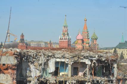 Москомархитектура объявила международный конкурс на ландшафтно-архитектурную концепцию парка `Зарядье`. На снимке: вид на храм Василия Блаженного со стороны территории бывшей гостиницы `Россия`