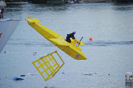 Фестиваль самодельных летательных аппаратов Red Bull Flugtag в Строгино.