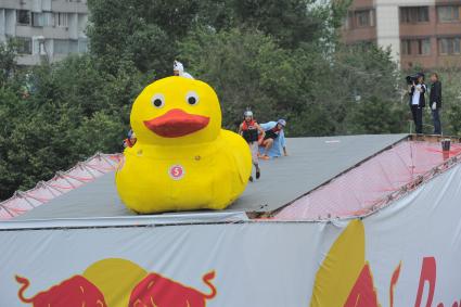 Фестиваль самодельных летательных аппаратов Red Bull Flugtag в Строгино. На снимке: летательный аппарат `Банный утенок`.