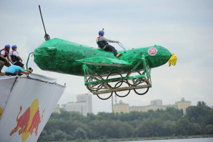 Фестиваль самодельных летательных аппаратов Red Bull Flugtag в Строгино. На снимке: летательный аппарат `Летающий огурец`.