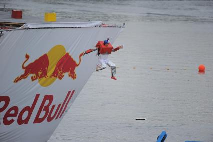 Фестиваль самодельных летательных аппаратов Red Bull Flugtag в Строгино.