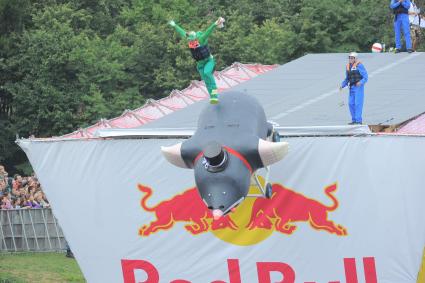 Фестиваль самодельных летательных аппаратов Red Bull Flugtag в Строгино. На снимке: летательный аппарат `Городские ласточки`.